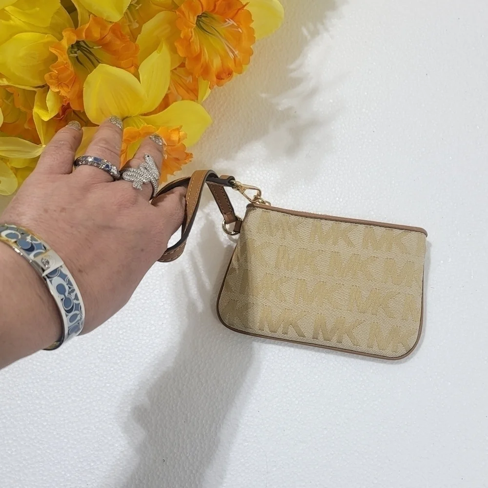 MICHAEL KORS WOMEN WRISTLET WALLET TAN/BROWN
